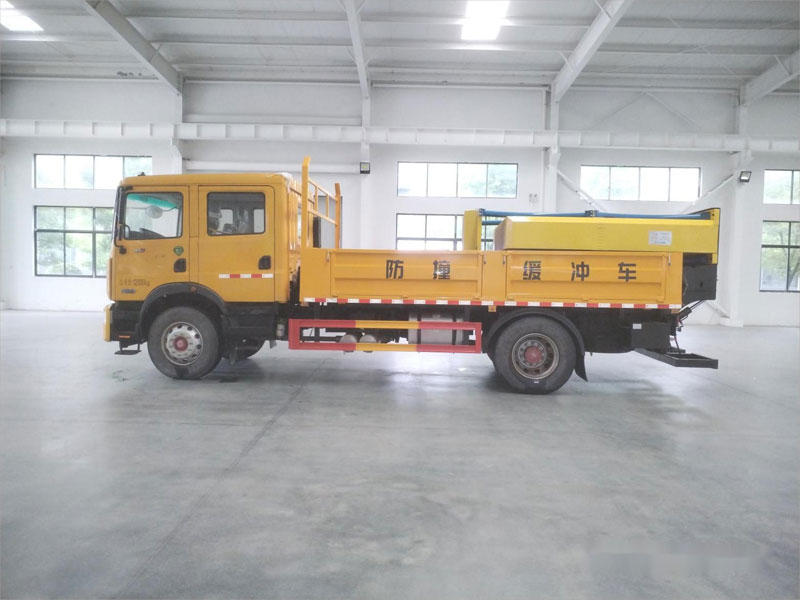 程力華鑫東風(fēng)D9雙排5121防撞緩沖車
