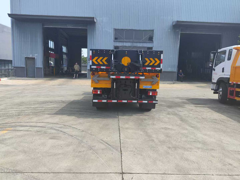 程力華鑫重汽藍牌100K防撞緩沖車
