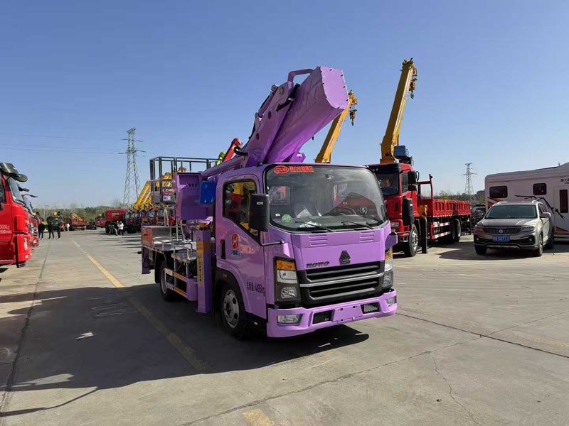 重汽豪沃藍(lán)牌33米高空作業(yè)車(chē)