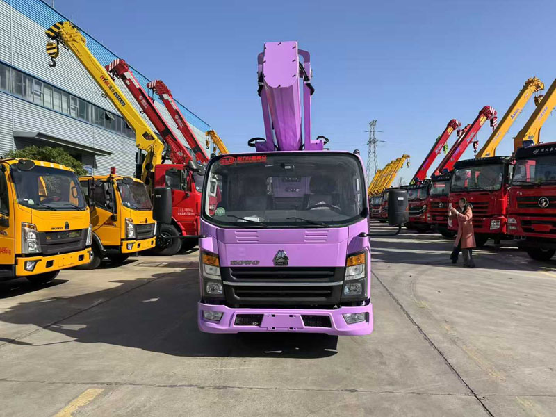 重汽豪沃藍(lán)牌33米高空作業(yè)車(chē)