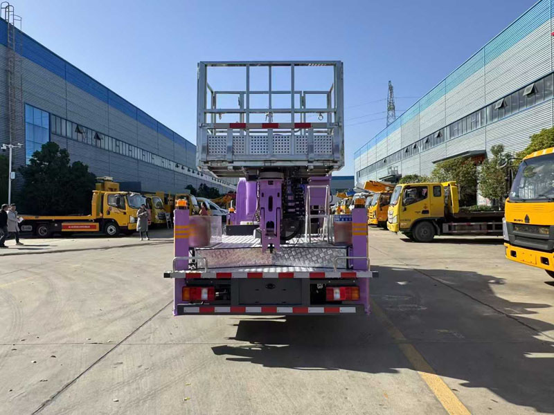 重汽豪沃藍(lán)牌33米高空作業(yè)車(chē)